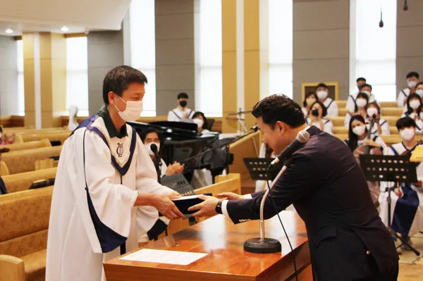 역사기록부장 및 성전제단장식 공로패 전달