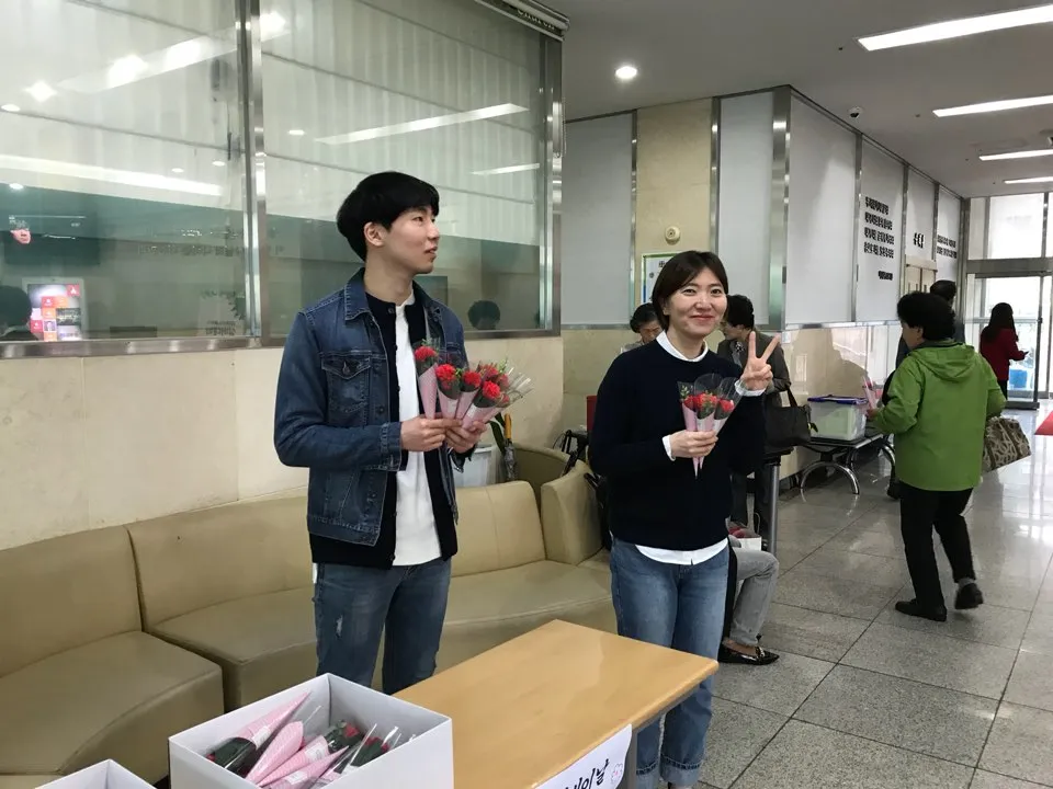 어버이주일 카네이션 증정