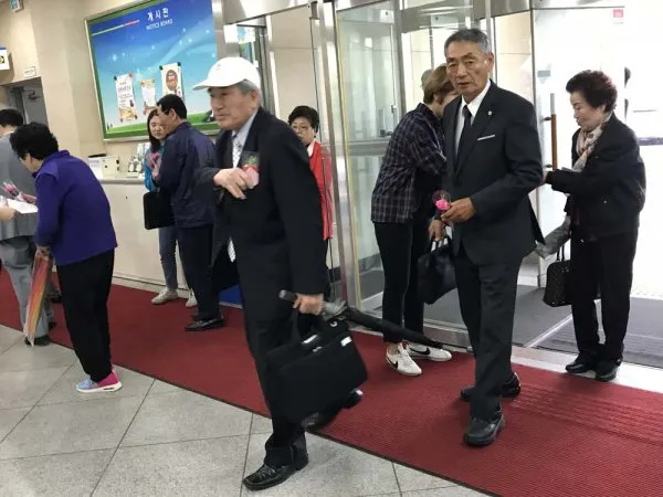 어버이주일 카네이션 증정