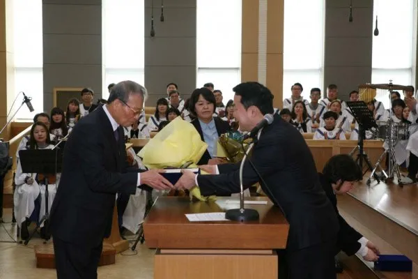 이용원 장로, 최윤영 장로 은퇴찬하패 증정